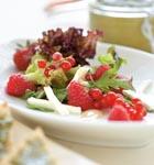 Salat mit Mozzarella und Beeren